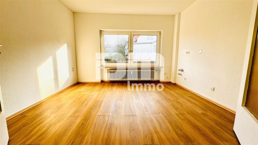 Teilsaniertes Ein- bis Zweifamilienhaus mit zusätzlichen Wohnraum - EG Küche offen